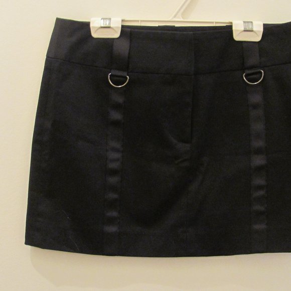 $70 for this brand new "Guess" mini skirt! - Picture 2 of 4